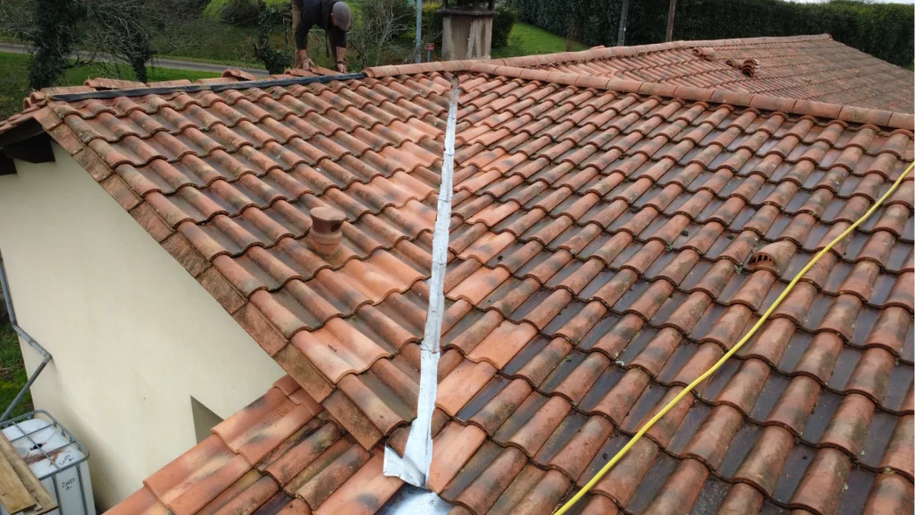 Drone descente en zinc vers goutiere