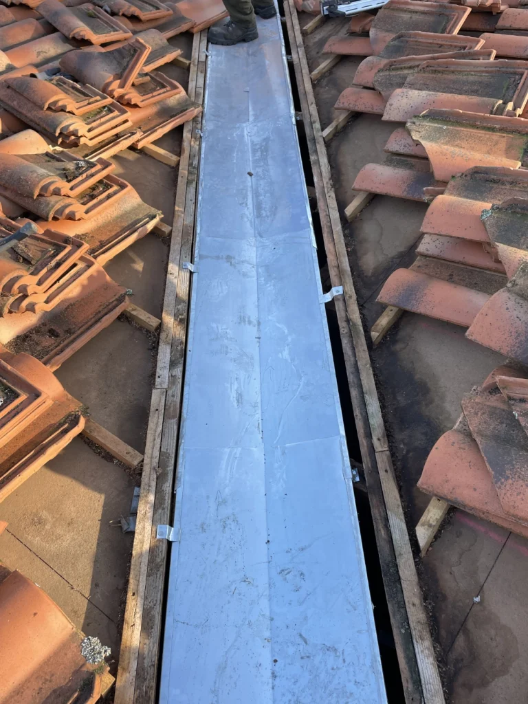 Installation descente d'évacuation d'eau en zinc étape 3