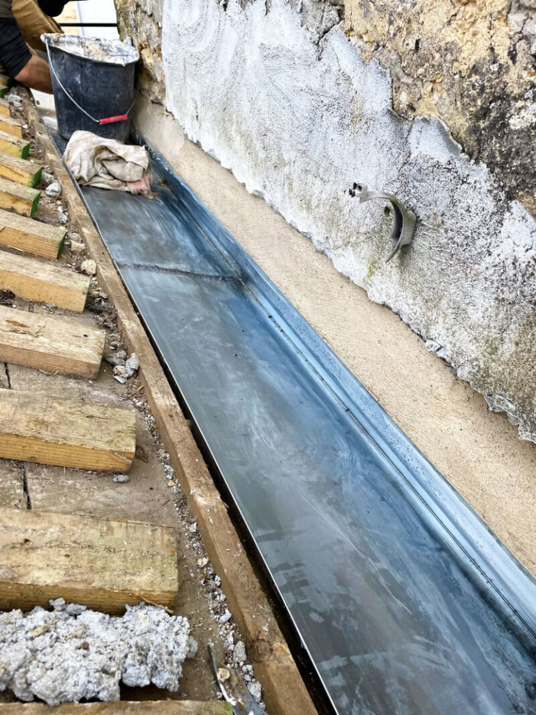 Descente en zinc pour évacuation d'eau étape