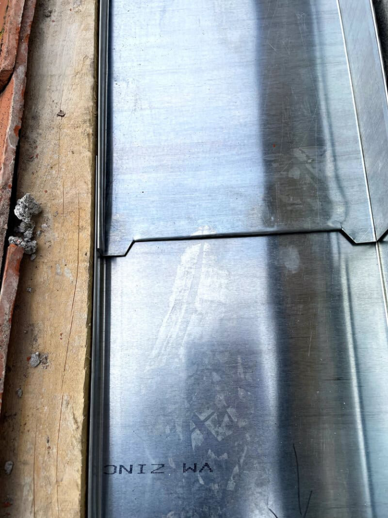 Descente en zinc pour évacuation d'eau étape