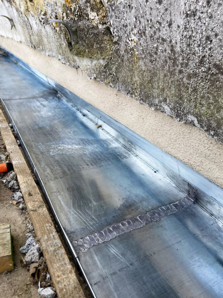 Descente en zinc pour évacuation d'eau étape