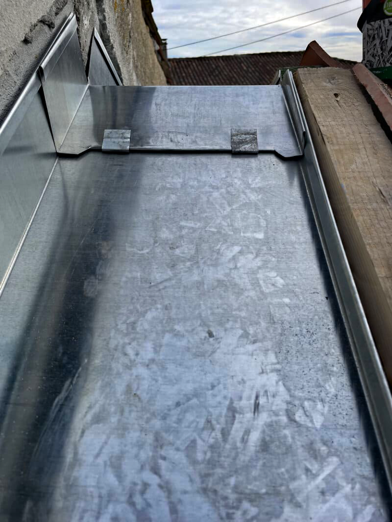 Déscente en zinc pour évacuation d'eau étape