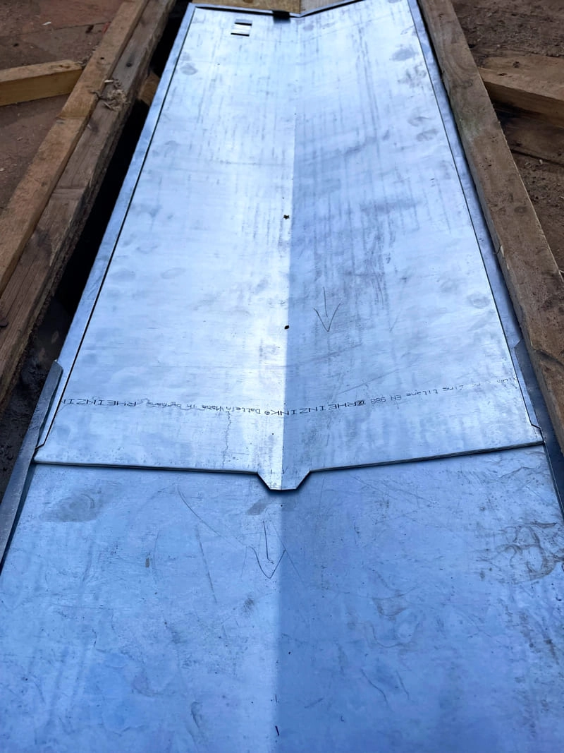Installation descente d'évacuation d'eau en zinc étape