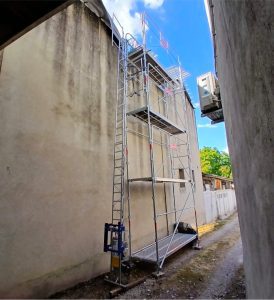 échaffaudage sécurisé avec mont charge